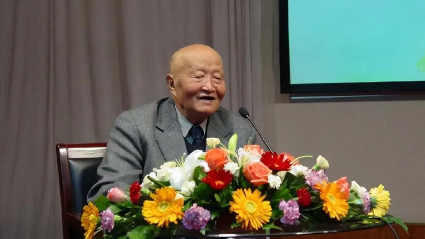 实仓许在做学术报告.png
