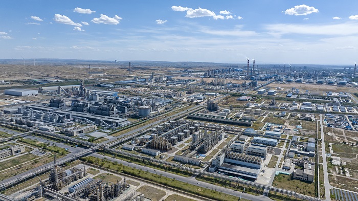 俯瞰宁东基地现代煤化工产业区.jpg