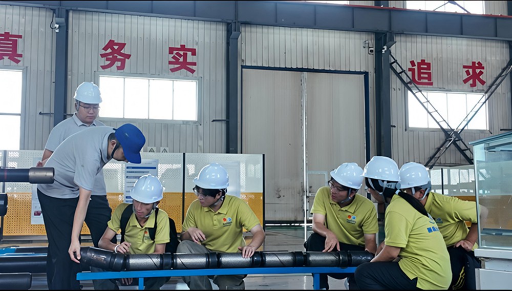 图4：山东石油化工学院“智汇岽企青岩团”走进瑞丰石油生产车间.jpg