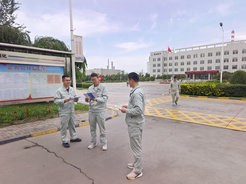 发放宣传册.jpg